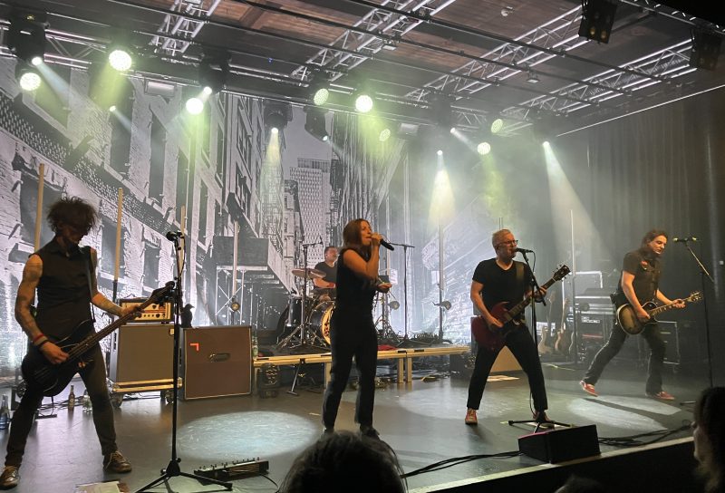 Pascow mit Flo, Ollo, Jennifer, Alex und Sven auf der Bühne