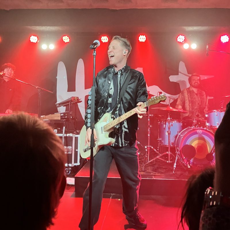 Stefan Buck von HECHT live mit Gitarre