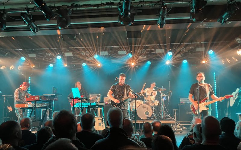 5 Musiker spielen auf der Bühne im Colos-Saal.