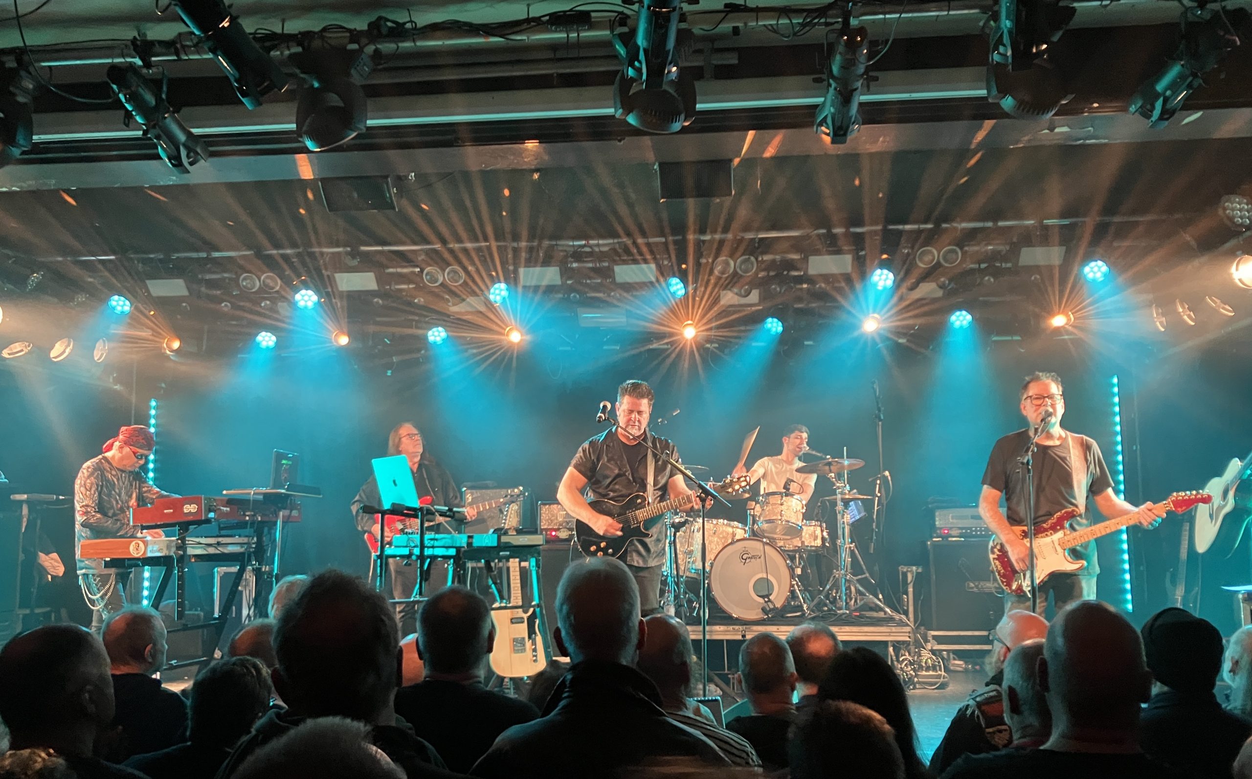 5 Musiker spielen auf der Bühne im Colos-Saal.