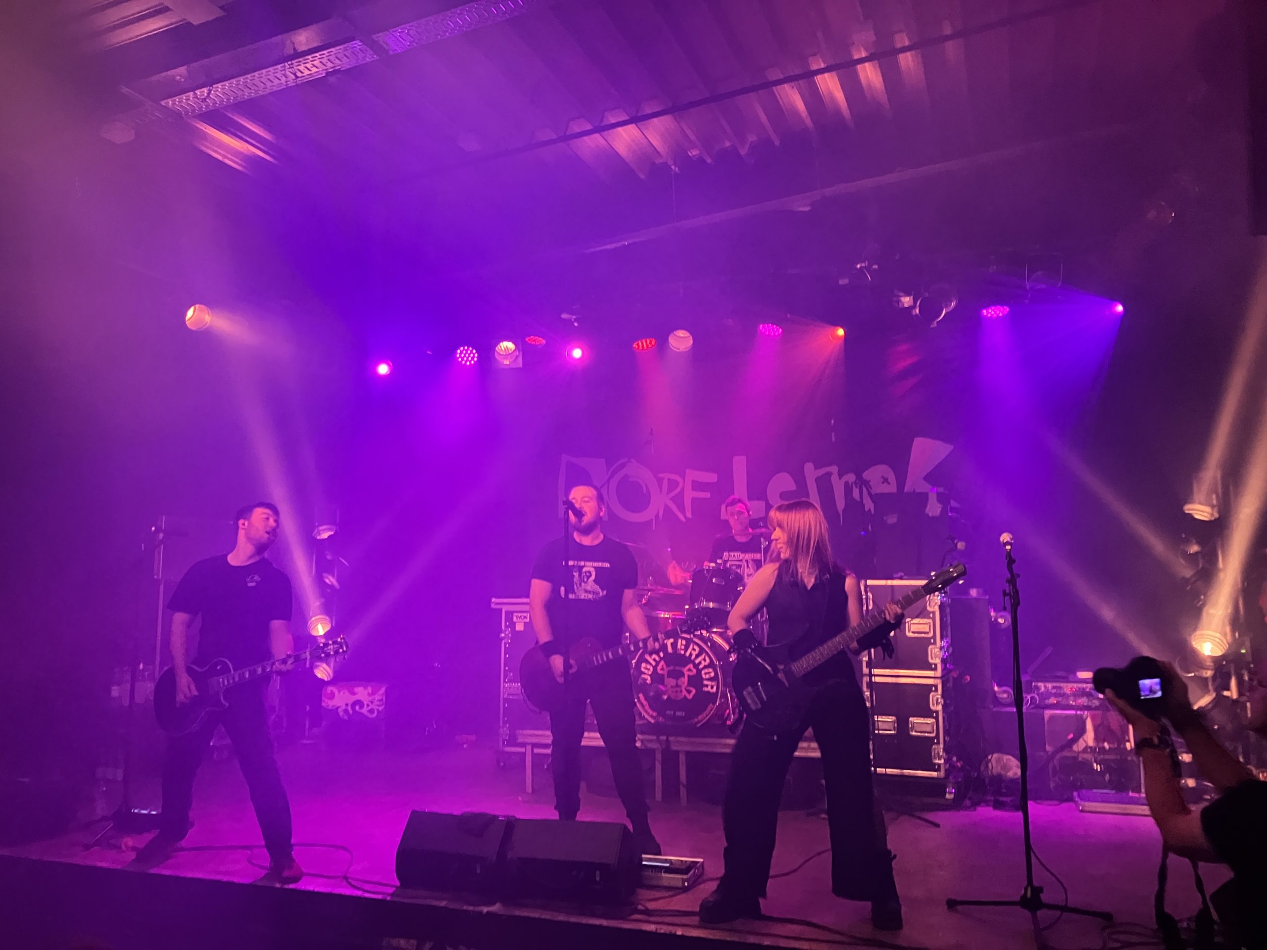 Punkband auf der Bühne