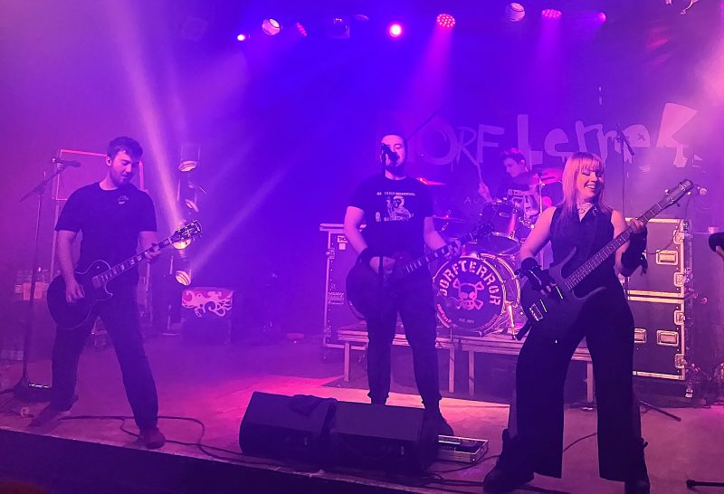 Punkrockband auf der Bühne
