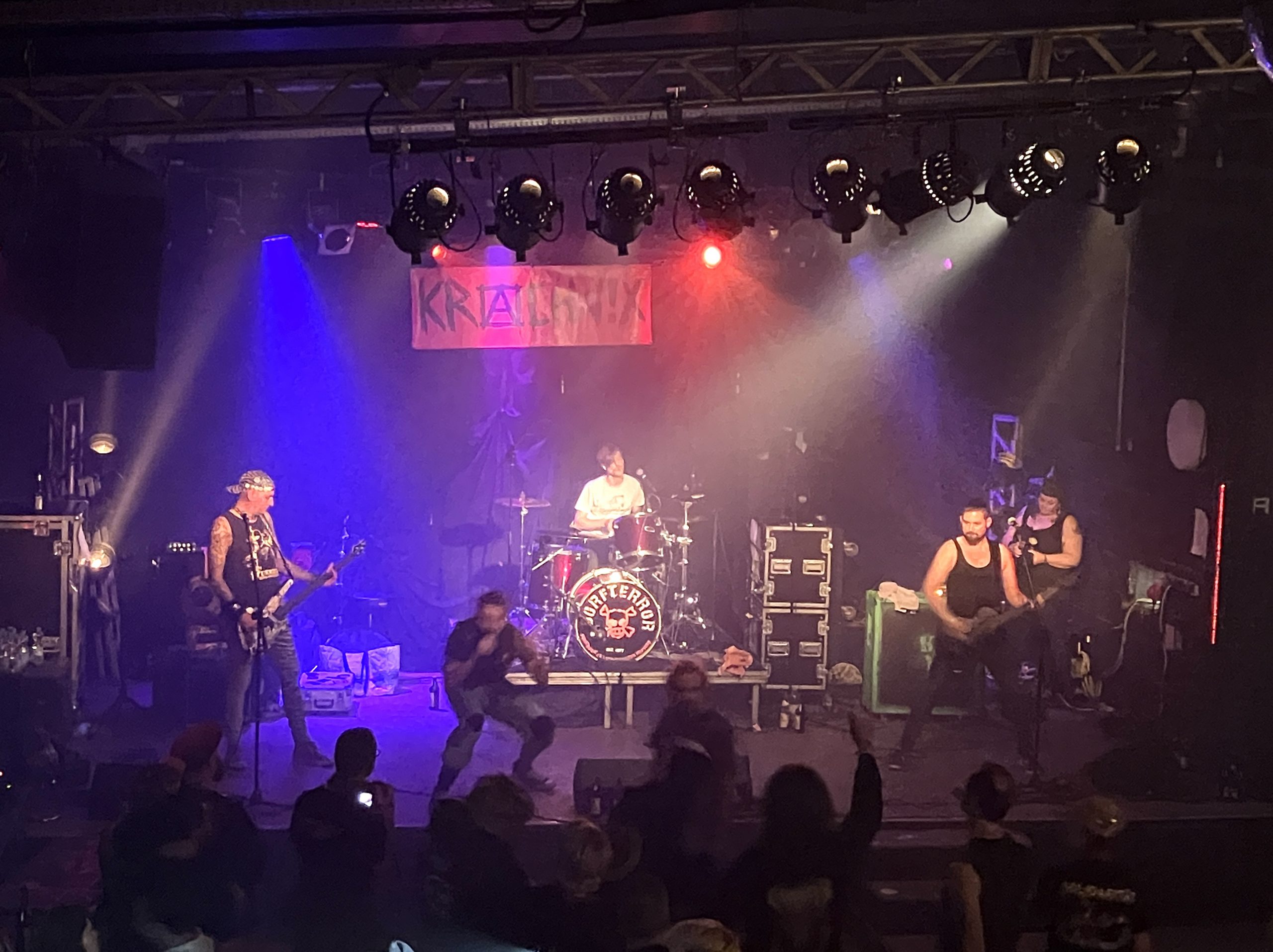 Punkband auf der Bühne